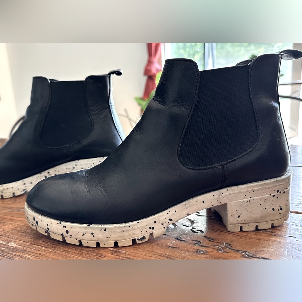Urban Outfitters Chelsea Boots